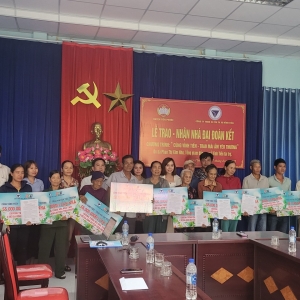 Vinh Tien Wood Floor And QRT Radio carry out the program “Loving Shelters”